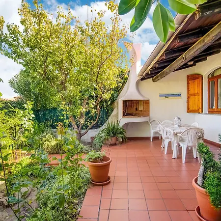 Cozy Sardinian With Garden 빌라